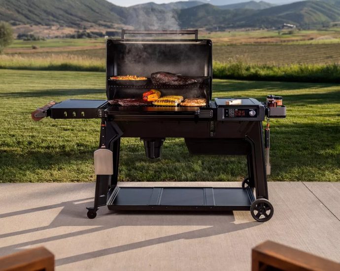 Traeger Woodridge Pro ペレットグリル｜970平方インチ・WiFIRE対応