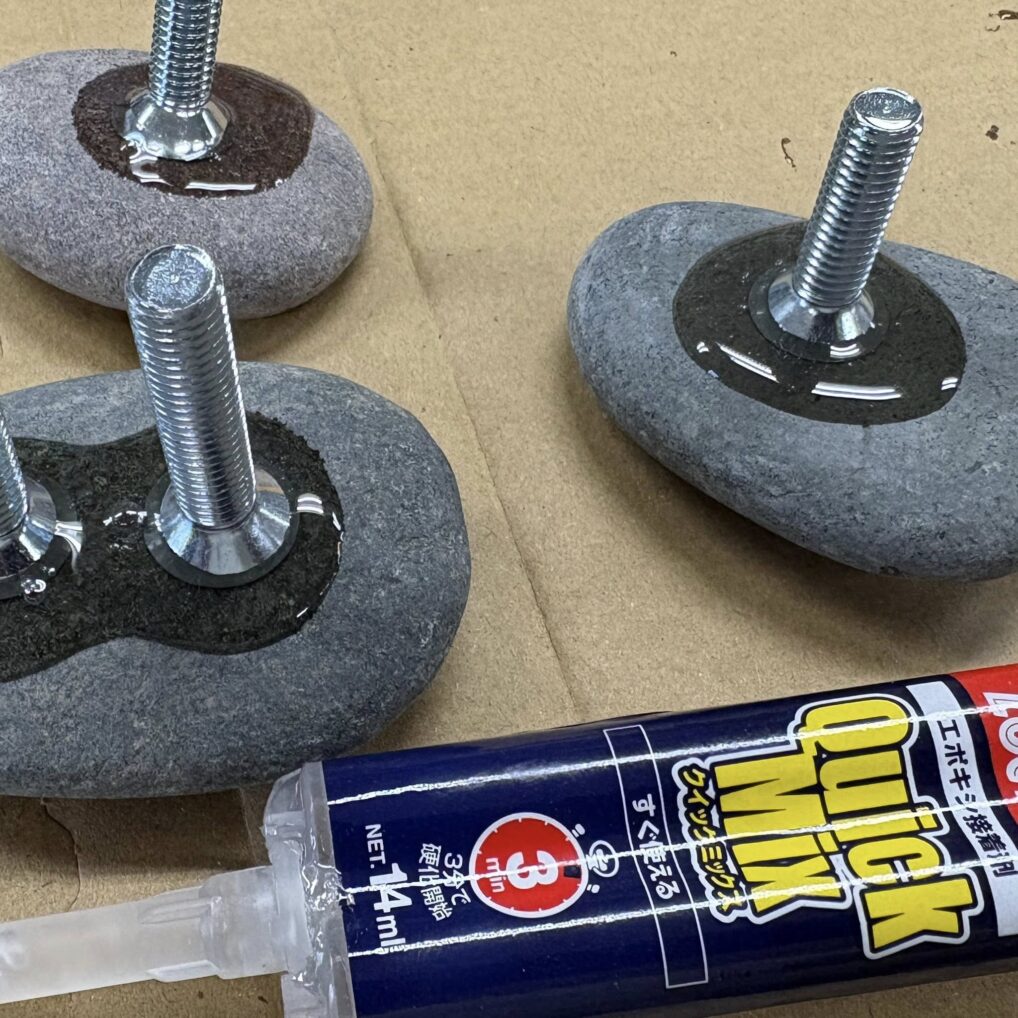 小石の取っ手がアクセント!アカシア集成材で作るナチュラルな木製引き出し