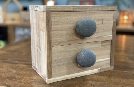 小石の取っ手がおしゃれ！アカシア集成材で作る木製引き出しDIY