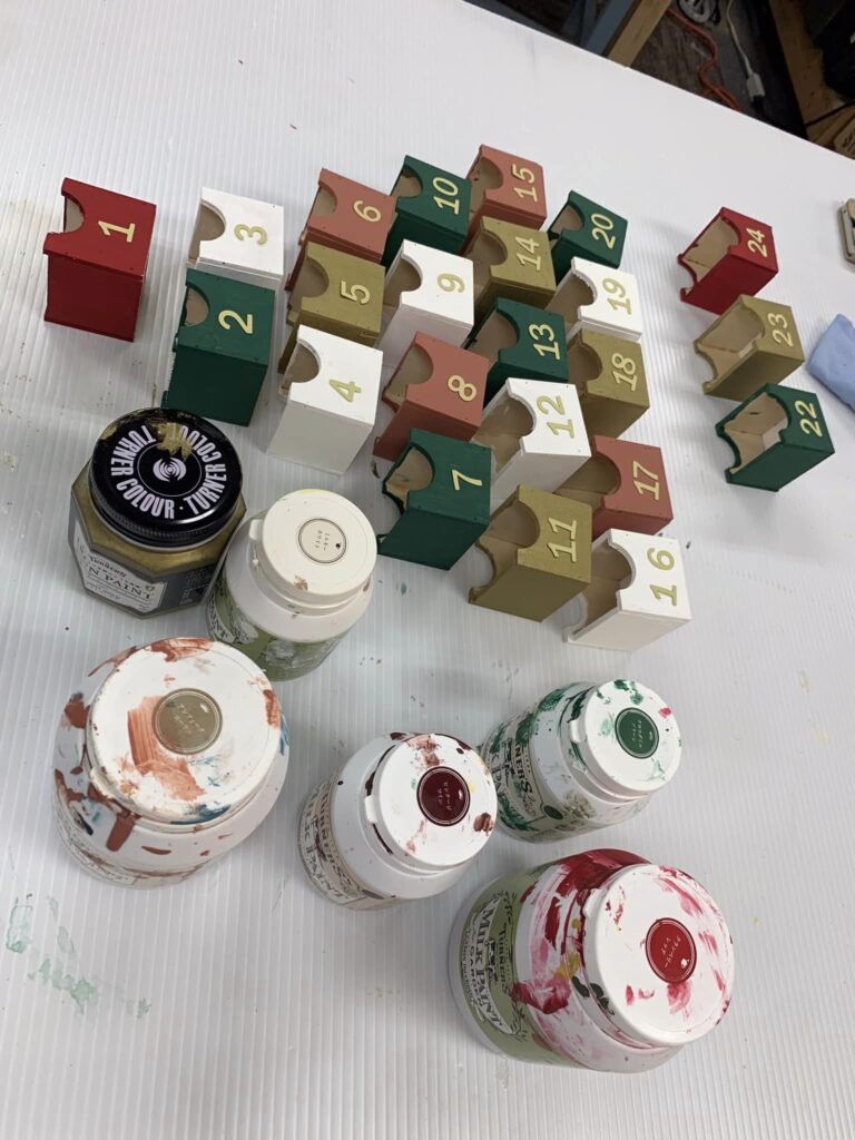週末のDIY工房、無心になって板をカット、無心になってペイント