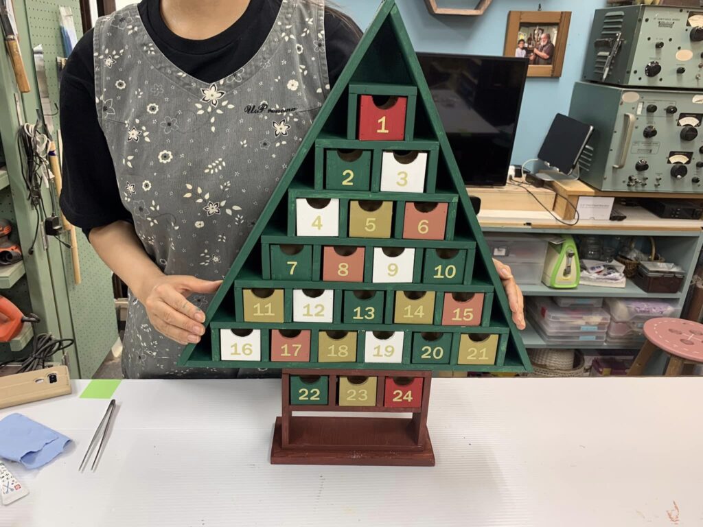 週末のDIY工房、無心になって板をカット、無心になってペイント