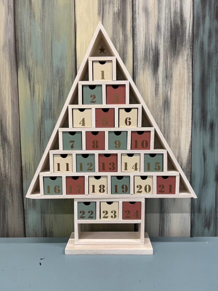 週末のDIY工房、無心になって板をカット、無心になってペイント