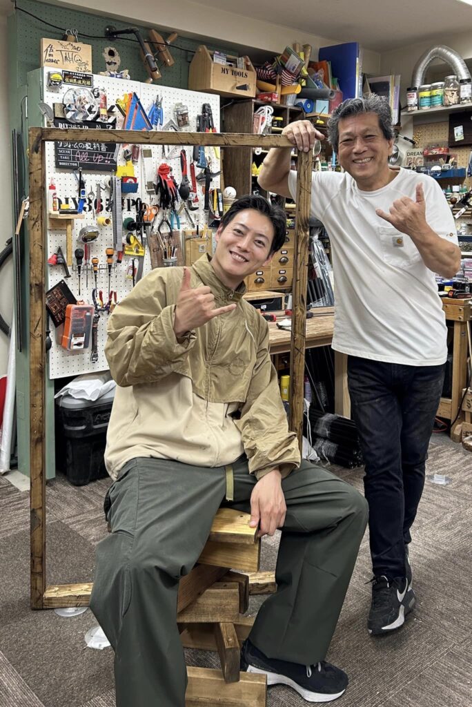 山口大地さんのDIYをサポート ダメージ加工のミラー枠、山田芳照,DIY講師,DIY番組講師