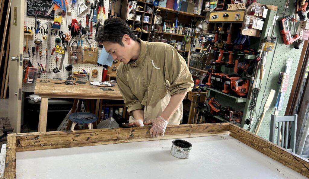 山口大地さんのDIYをサポート ダメージ加工のミラー枠