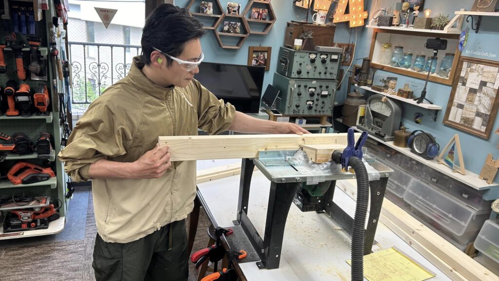 山口大地さんのDIYをサポート ダメージ加工のミラー枠